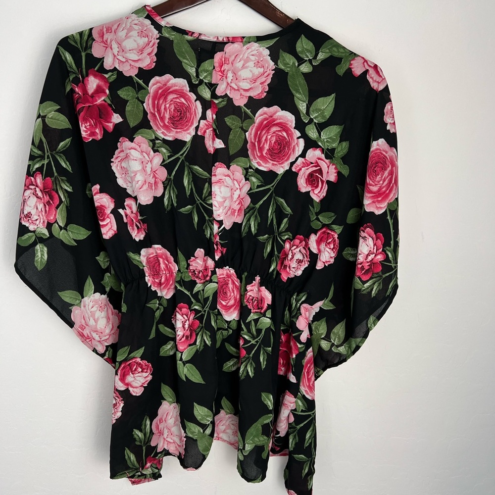 Pink rose flower design light weight blouse by Haute Project Top Size 1X - Picture 4 of 5